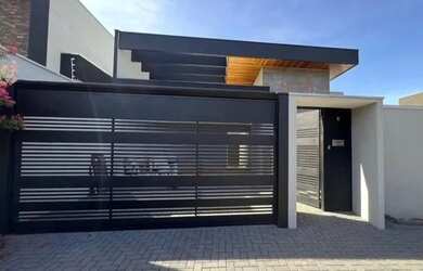 Imagem: A casa possui 3 Dormitórios, 4 Banheiros, 2 Vagas na garagem