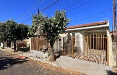 Imagem: A casa possui 4 Dormitórios, 2 Banheiros, 1 Vaga na garagem