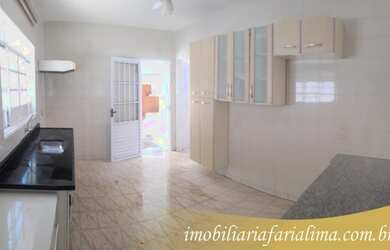 Imagem: A casa possui 4 Dormitórios, 2 Banheiros, 4 Vagas na garagem