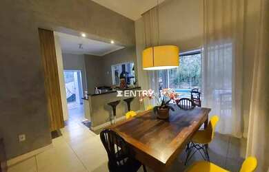 Imagem: A casa em condomínio possui 3 Dormitórios, 3 Banheiros, 2