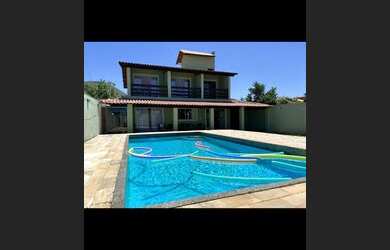 Imagem: A casa possui 4 Dormitórios, 5 Vagas na garagem e está localizado