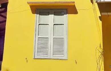 Imagem: A casa possui 2 Dormitórios, 1 Banheiro, 2 Vagas na garagem