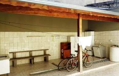 Imagem: A casa possui 3 Dormitórios, 1 Banheiro, 2 Vagas na garagem