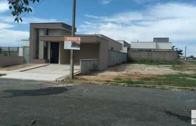 Imagem: A casa em condomínio possui 3 Dormitórios, 2 Banheiros, 2