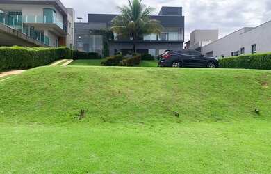 Imagem: A casa possui 5 Dormitórios, 5 Banheiros, 4 Vagas na garagem