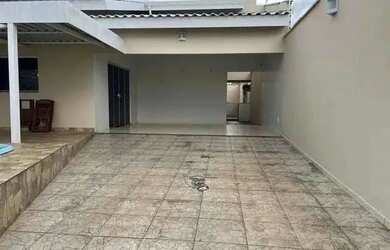 Imagem: A casa possui 3 Dormitórios e 2 Banheiros e está localizado