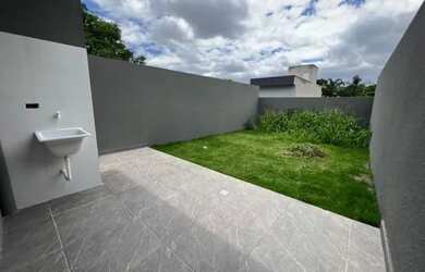 Imagem: A casa possui 2 Dormitórios, 2 Banheiros, 2 Vagas na garagem