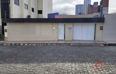 Imagem: A casa possui 3 Dormitórios, 3 Banheiros, 4 Vagas na garagem