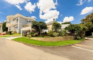 Imagem: A casa em condomínio possui 4 Dormitórios, 5 Banheiros, 3