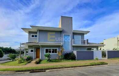 Imagem: A casa em condomínio possui 4 Dormitórios, 4 Banheiros, 4