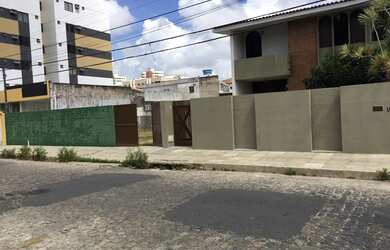 Imagem: A casa possui 4 Dormitórios, 4 Banheiros, 5 Vagas na garagem