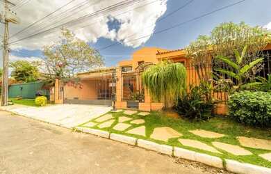 Imagem: A casa possui 4 Dormitórios, 5 Banheiros, 4 Vagas na garagem