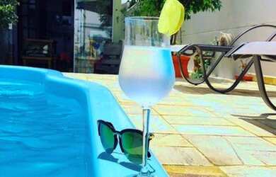 Imagem: A casa possui 3 Dormitórios, 4 Banheiros, 2 Vagas na garagem