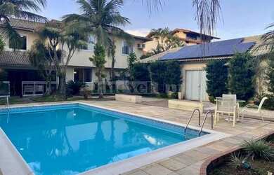 Imagem: A casa em condomínio possui 4 Dormitórios, 5 Banheiros, 5