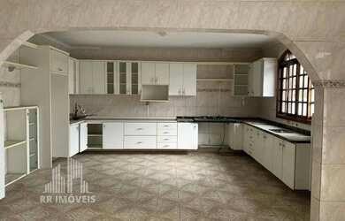 Imagem: O apartamento possui 4 Dormitórios, 2 Banheiros, 5 Vagas na