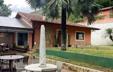 Imagem: A casa possui 5 Dormitórios, 5 Banheiros, 2 Vagas na garagem