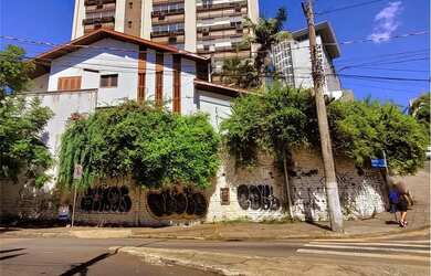 Imagem: A casa possui 4 Dormitórios, 4 Banheiros, 5 Vagas na garagem