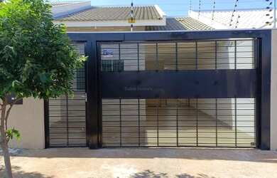 Imagem: A casa possui 2 Dormitórios, 1 Banheiro, 2 Vagas na garagem