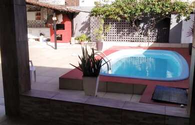 Imagem: A casa possui 3 Dormitórios, 4 Banheiros, 3 Vagas na garagem