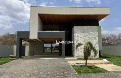 Imagem: A casa em condomínio possui 3 Dormitórios, 1 Banheiro, 4 Vagas