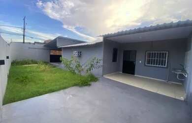 Imagem: A casa possui 3 Dormitórios, 2 Banheiros, 2 Vagas na garagem