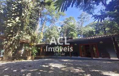 Imagem: A casa possui 3 Dormitórios, 3 Banheiros, 5 Vagas na garagem