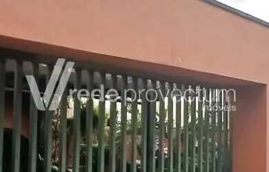 Imagem: A casa possui 3 Dormitórios, 4 Banheiros, 3 Vagas na garagem