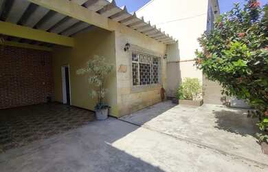 Imagem: A casa possui 4 Dormitórios, 4 Banheiros, 5 Vagas na garagem