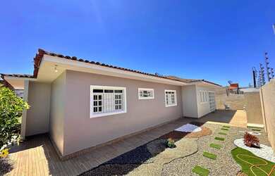 Imagem: A casa possui 4 Dormitórios, 3 Banheiros, 3 Vagas na garagem