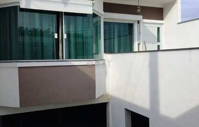 Imagem: A casa possui 3 Dormitórios, 1 Banheiro, 1 Vaga na garagem