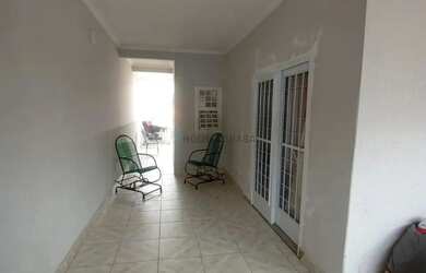 Imagem: A casa possui 3 Dormitórios, 2 Banheiros, 1 Vaga na garagem