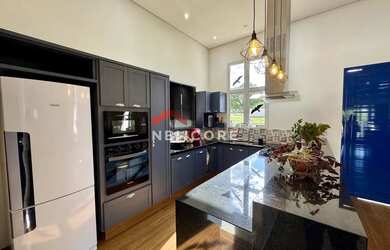 Imagem: A casa possui 3 Dormitórios, 3 Banheiros, 3 Vagas na garagem