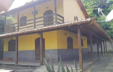 Imagem: A casa possui 4 Dormitórios, 2 Vagas na garagem e está localizado