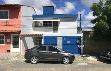 Imagem: A casa possui 3 Dormitórios, 3 Banheiros, 1 Vaga na garagem