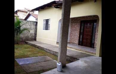 Imagem: A casa possui 3 Dormitórios, 1 Banheiro, 2 Vagas na garagem