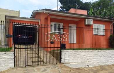 Imagem: A casa possui 2 Dormitórios, 1 Banheiro, 2 Vagas na garagem