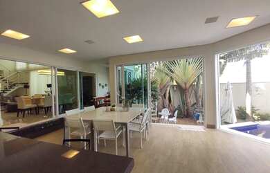 Imagem: A casa em condomínio possui 4 Dormitórios, 5 Banheiros, 5