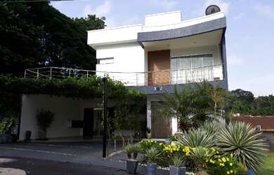 Imagem: A casa em condomínio possui 4 Dormitórios, 4 Banheiros, 4