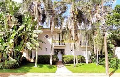 Imagem: A casa possui 4 Dormitórios, 4 Banheiros, 5 Vagas na garagem