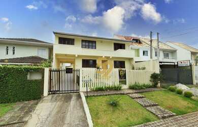 Imagem: A casa possui 4 Dormitórios, 4 Banheiros, 5 Vagas na garagem