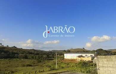 Imagem: A casa possui 3 Dormitórios, 2 Banheiros, 3 Vagas na garagem