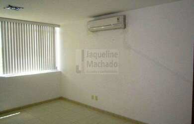 Imagem: O depósito possui 1 Vaga na garagem e 32m² de Área e está