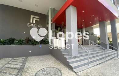 Imagem: O depósito para alugar possui 5 Vagas na garagem e 156m² de