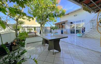 Imagem: A casa possui 5 Dormitórios, 4 Banheiros, 4 Vagas na garagem