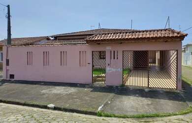 Imagem: A casa possui 3 Dormitórios, 2 Banheiros, 2 Vagas na garagem