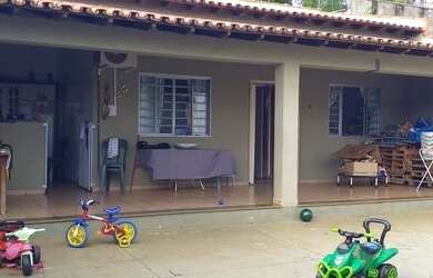 Imagem: A casa possui 3 Dormitórios, 4 Banheiros, 2 Vagas na garagem