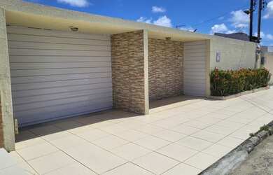 Imagem: A casa possui 4 Dormitórios, 4 Banheiros, 5 Vagas na garagem