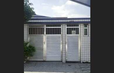 Imagem: A casa possui 3 Dormitórios, 2 Banheiros, 1 Vaga na garagem