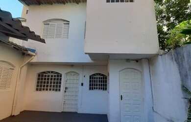 Imagem: A casa possui 1 Dormitório, 2 Banheiros, 1 Vaga na garagem