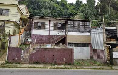 Imagem: A casa possui 3 Dormitórios, 3 Banheiros, 2 Vagas na garagem